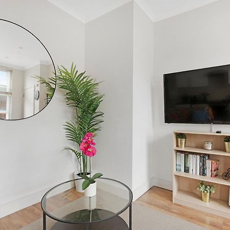 Family Friendly - Stylish Kentish Town Apartment ลอนดอน ภายนอก รูปภาพ